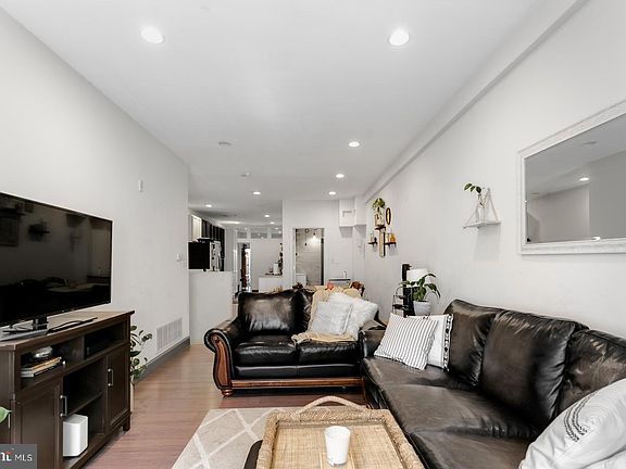 3rd image of 812 N 15th St APT 1N
