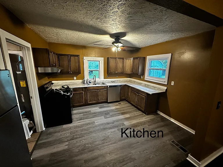 1512 Douglas St — Photo 6