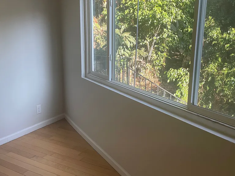 2542 N Beachwood Dr #6 — Photo 2