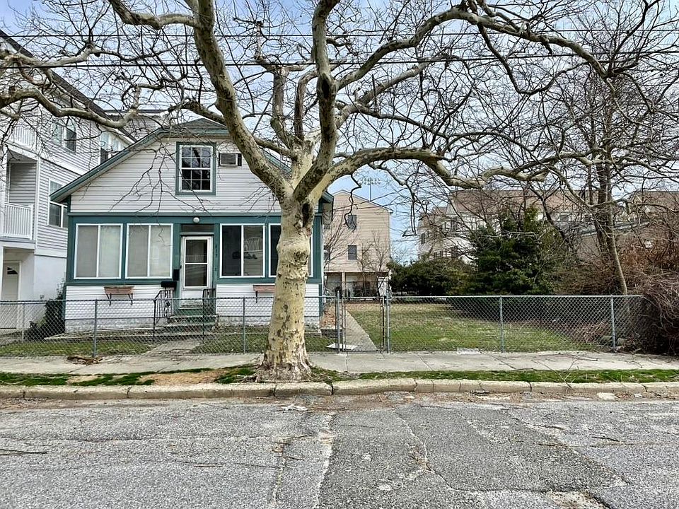 1st image of 417 W Roberts Ave