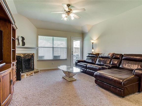 3rd image of 1104 Villa Paloma Blvd