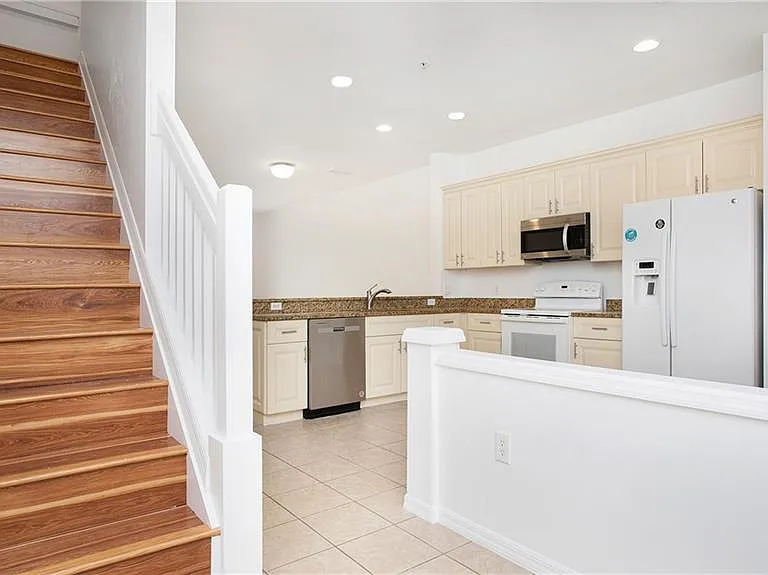880 Hampton Cir — Photo 18
