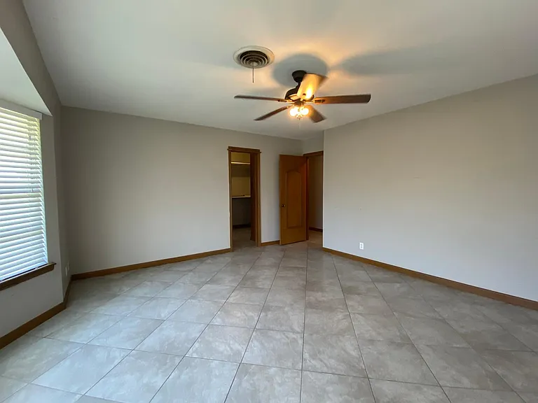 536 W Yoakum Ave — Photo 13