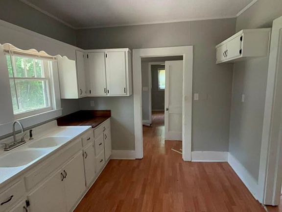 5th image of 1307 3rd Ave NE