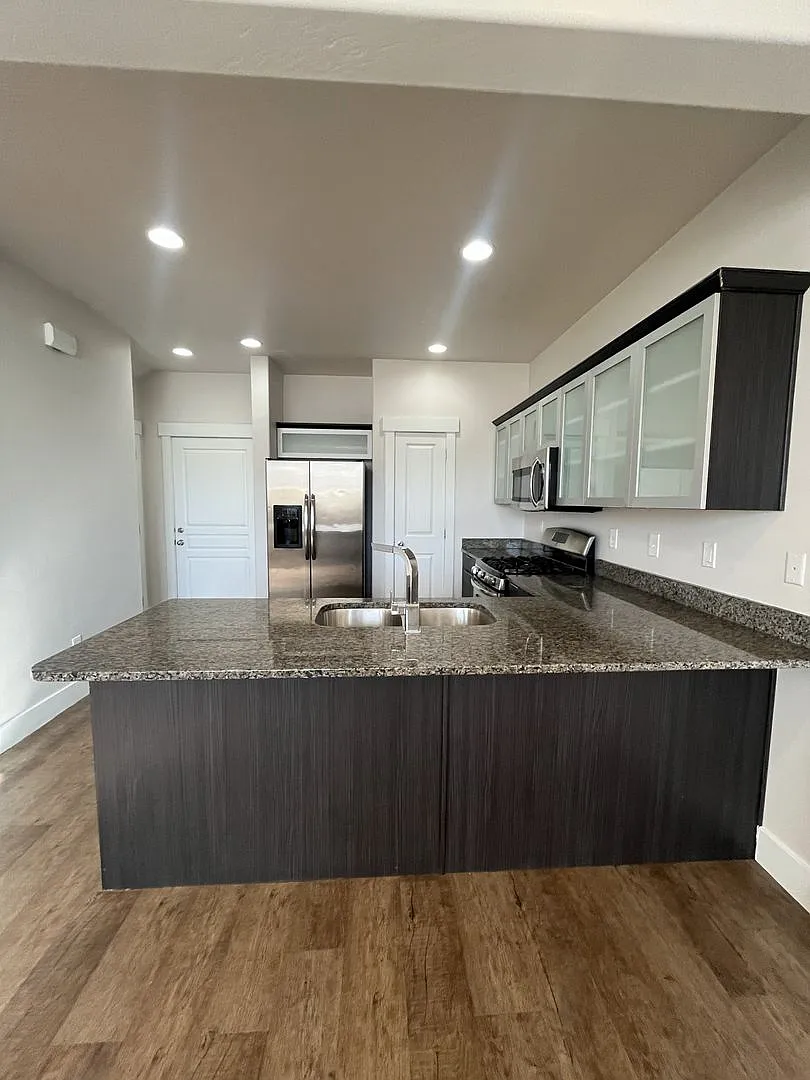 Sign A Lease Now For $2,000 Off- Newly Build 3 Bed, 2.5 Bath Townhome In Pleasant Grove — Photo 2