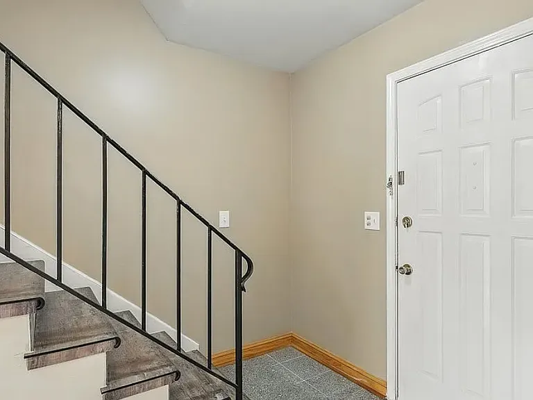 1352 Georgetown Dr — Photo 2
