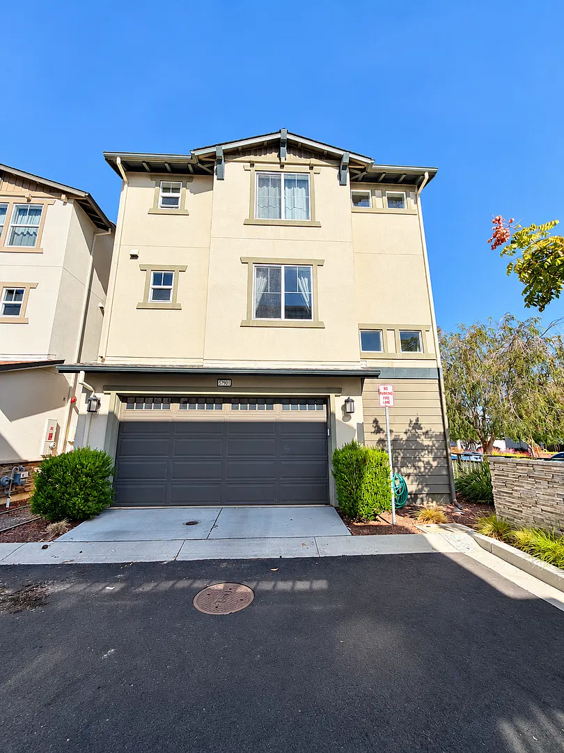Stunning 4-Bedroom, 4.5-Bathroom, Three-Story Home in Newark! — Photo 2