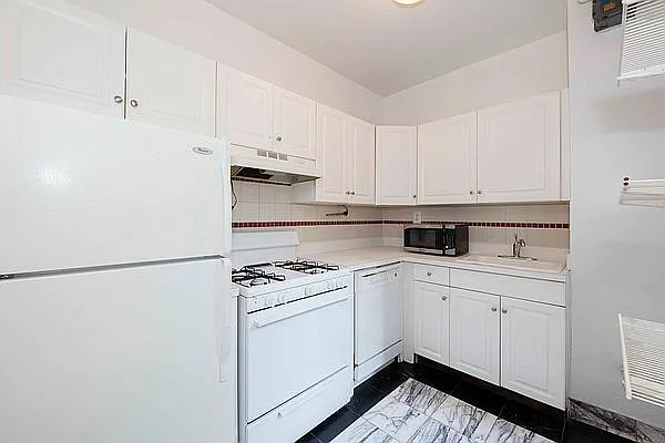 Rented by Jonis Realty | media 16