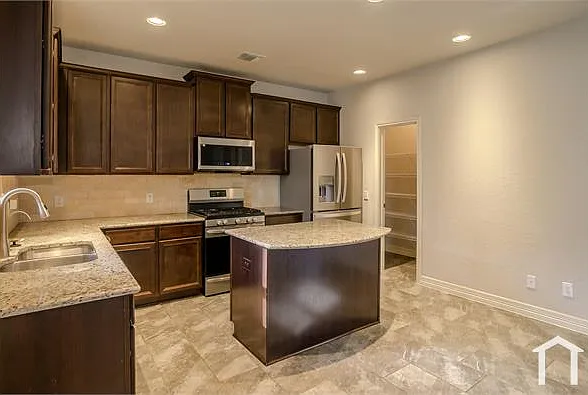 4 bed, 2305 sqft, $2,600 — Photo 2
