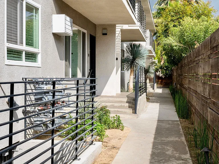 570 N Los Robles Ave — Photo 8