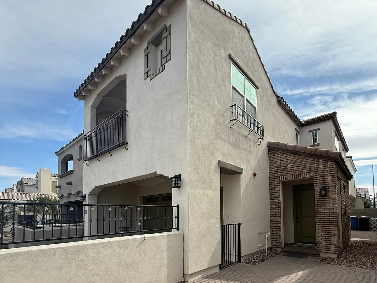 3 bed, 4.0 bath, 1965 sqft, $2,500 — Photo 2