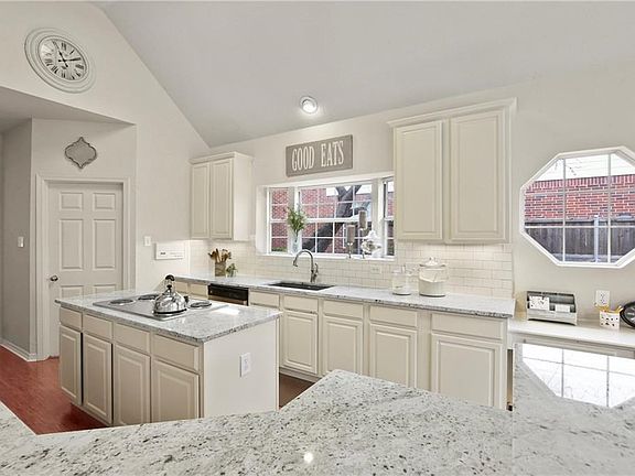 5th image of 2108 Columbia Dr