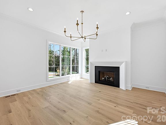 3rd image of 612 Walnut St