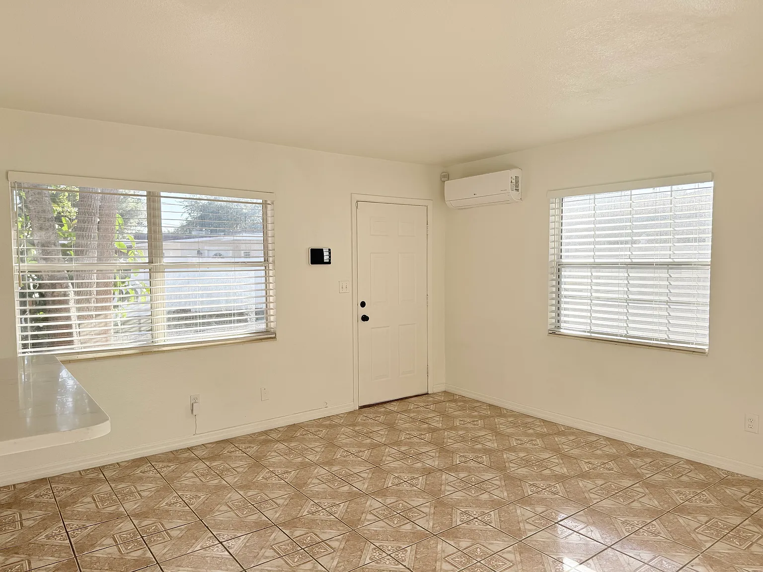 403 S Orion Ave — Photo 3