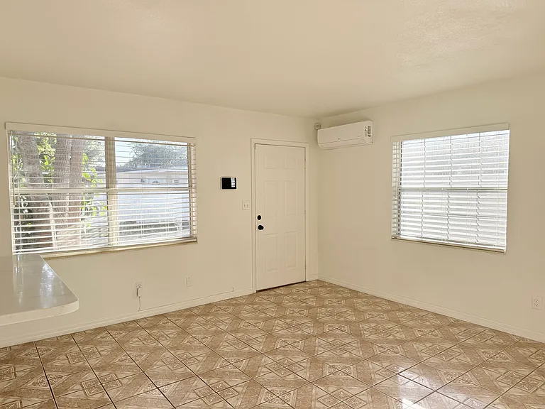 403 S Orion Ave — Photo 3