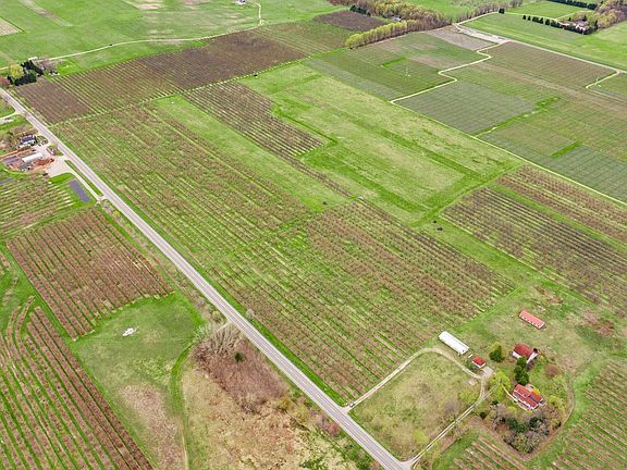 5th image of 17835 Center Rd