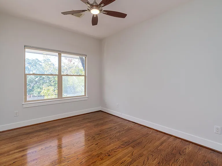 225 Knox St — Photo 19