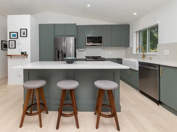 5700 Trident Ave, Sechelt, BC V0N 3A3