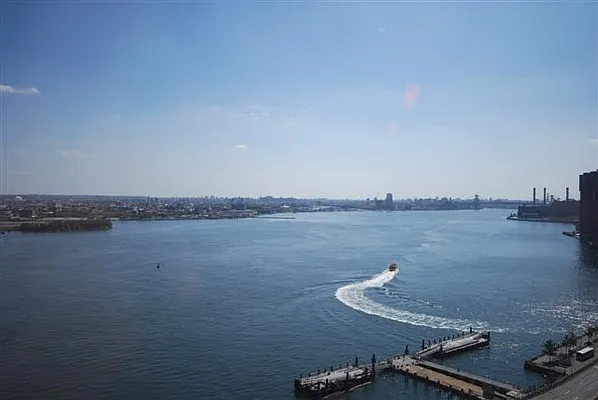 Sold by Luxury Habitat | media 26