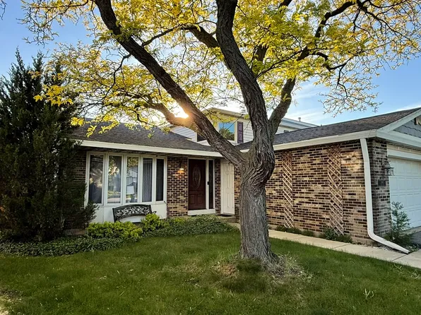 690 Randi Ln, Hoffman Estates, IL 60169