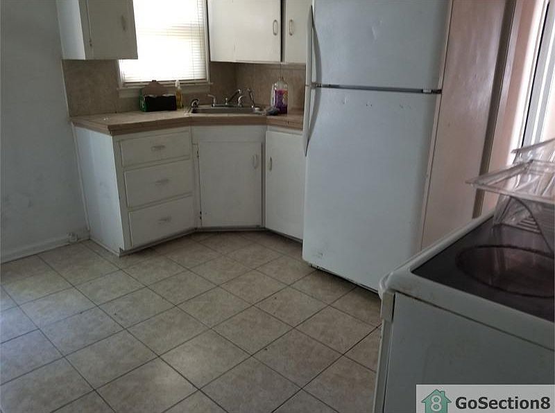 2nd image of 618 N Ridgewood Dr