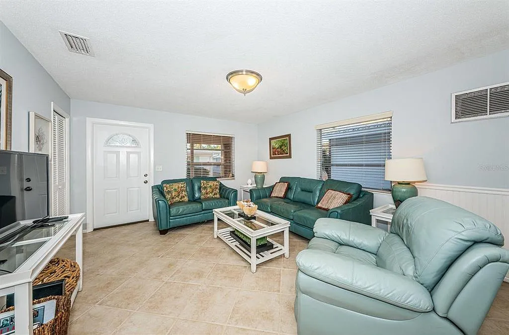 2 bed, 1.5 bath, 900 sqft, $8,370 — Photo 3