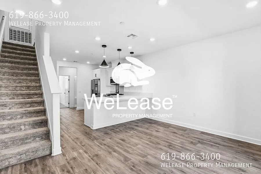 Half-Off the first month's rent!! Modern fully equipped 3 bed, 3 bath home! — Photo 4