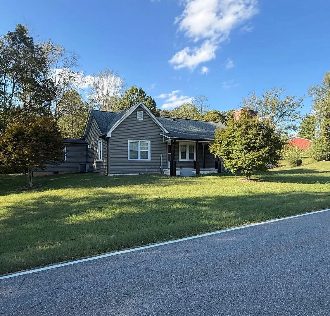 Very nice 4 bedroom home near Tri Cities Airport & Northeast State! — Photo 1
