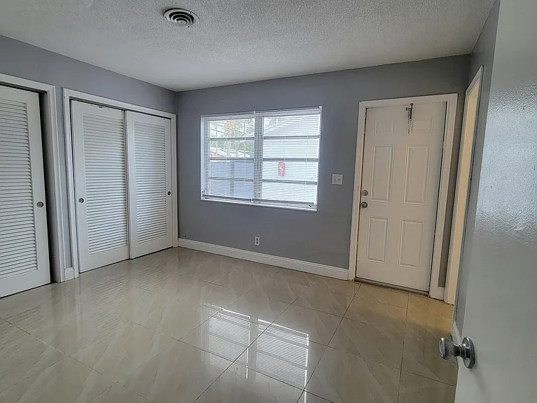 1821 NE 56th St #4 — Photo 7