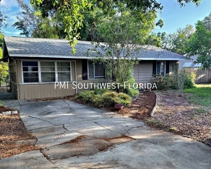 566 S Pelican Dr — Photo 2