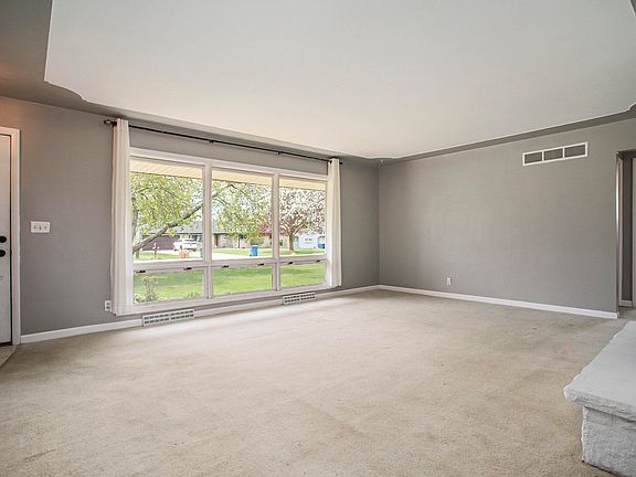 3rd image of 120 Pepperidge Ln