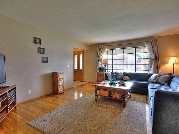 4th image of 6104 Pomegranate Ave