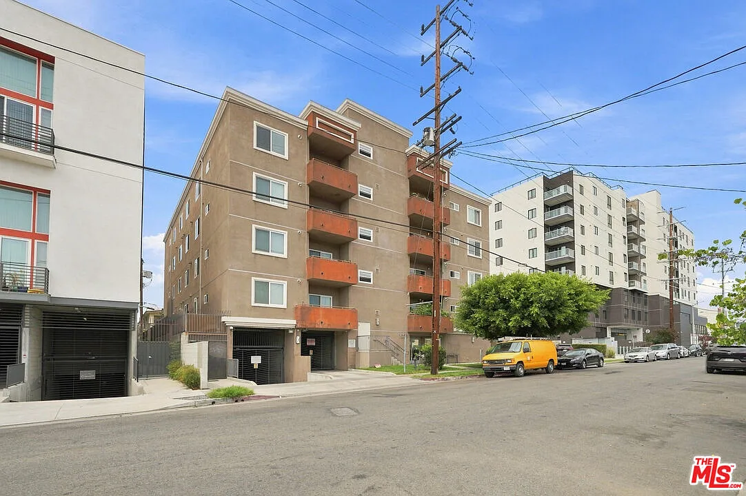 2 bed, 2.0 bath, 1200 sqft, $2,800 — Photo 2