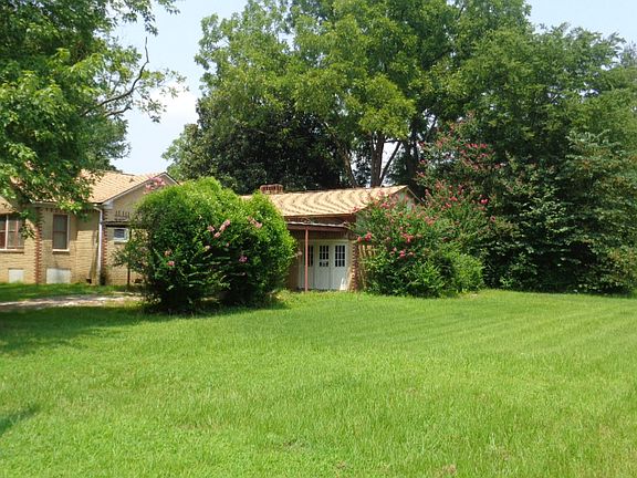 4th image of 1105 N Maple Ave