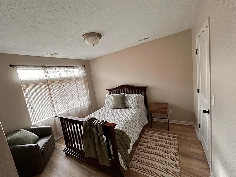 405 S 740 E — Photo 5