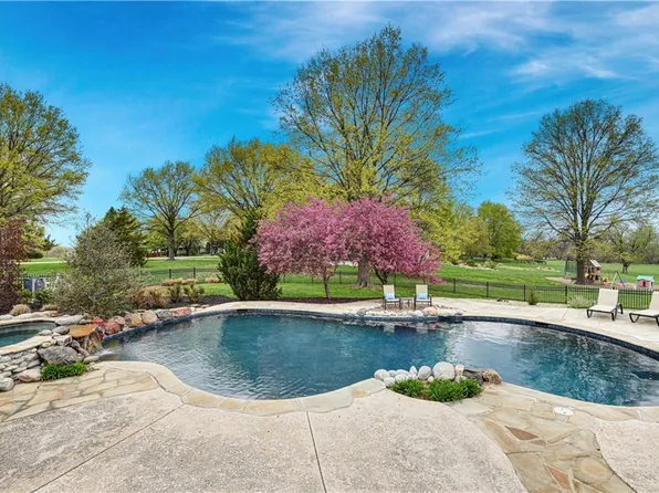 18001 Berryhill Dr, Stilwell, KS 66085