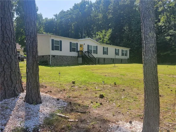 131 Carver St, Blackstone, VA 23824