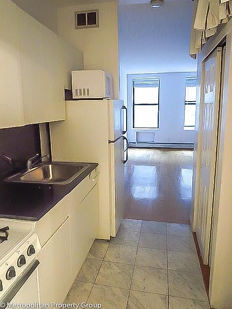 2nd image of 230 E 54th St