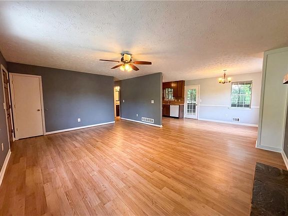 4th image of 76 Lost Meadows Dr