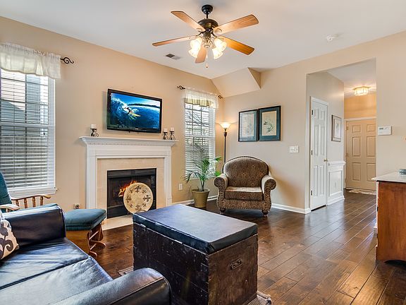 5th image of 305 Ashford Cir