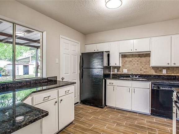 4th image of 403 Bella St