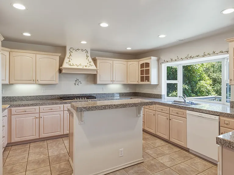 1250 Del Monte Blvd — Photo 17
