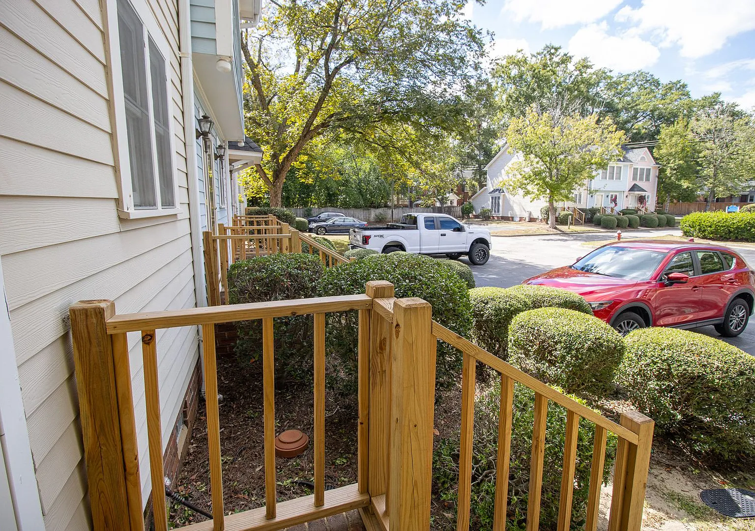 Charming 2-Bedroom Townhome in Market Village — Photo 4