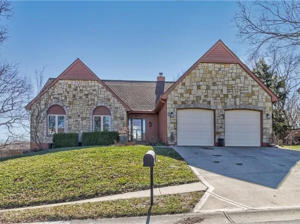 301 SW 25th St, Oak Grove, MO 64075