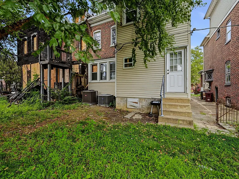 412 W 23rd St — Photo 32