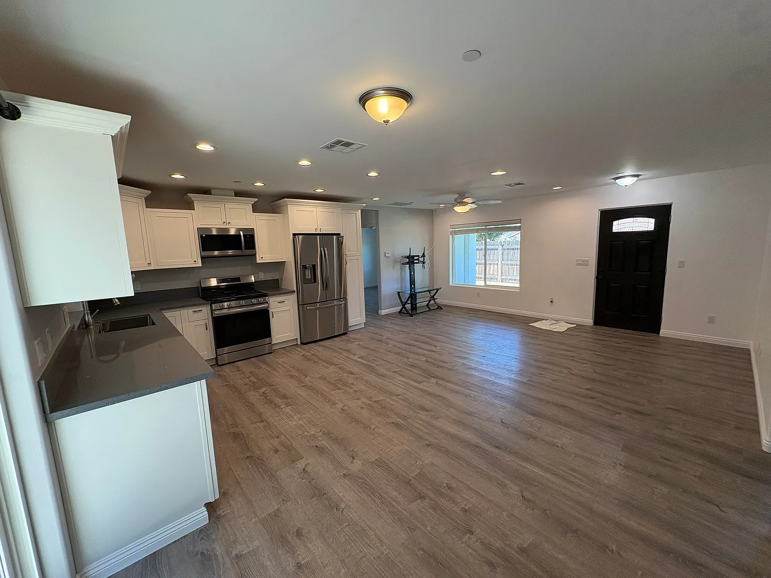 3 bed, 1200 sqft, $3,300 — Photo 4