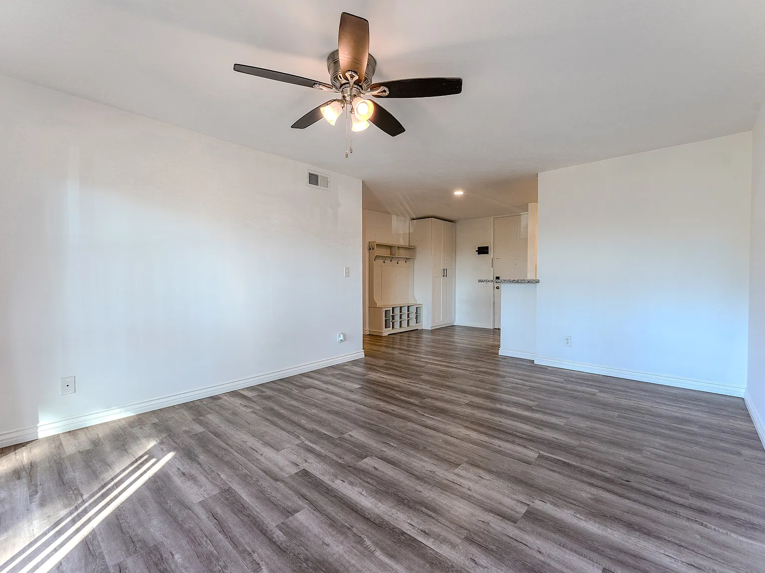 2 bed, 858 sqft, $3,200 — Photo 3