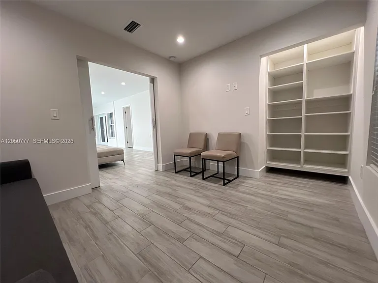 1405 N 46th Ave — Photo 14