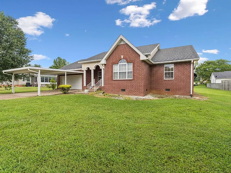 1011 Shirley Dr — Photo 2