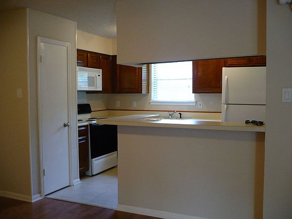 2nd image of 1901 Cloisters Dr APT 915